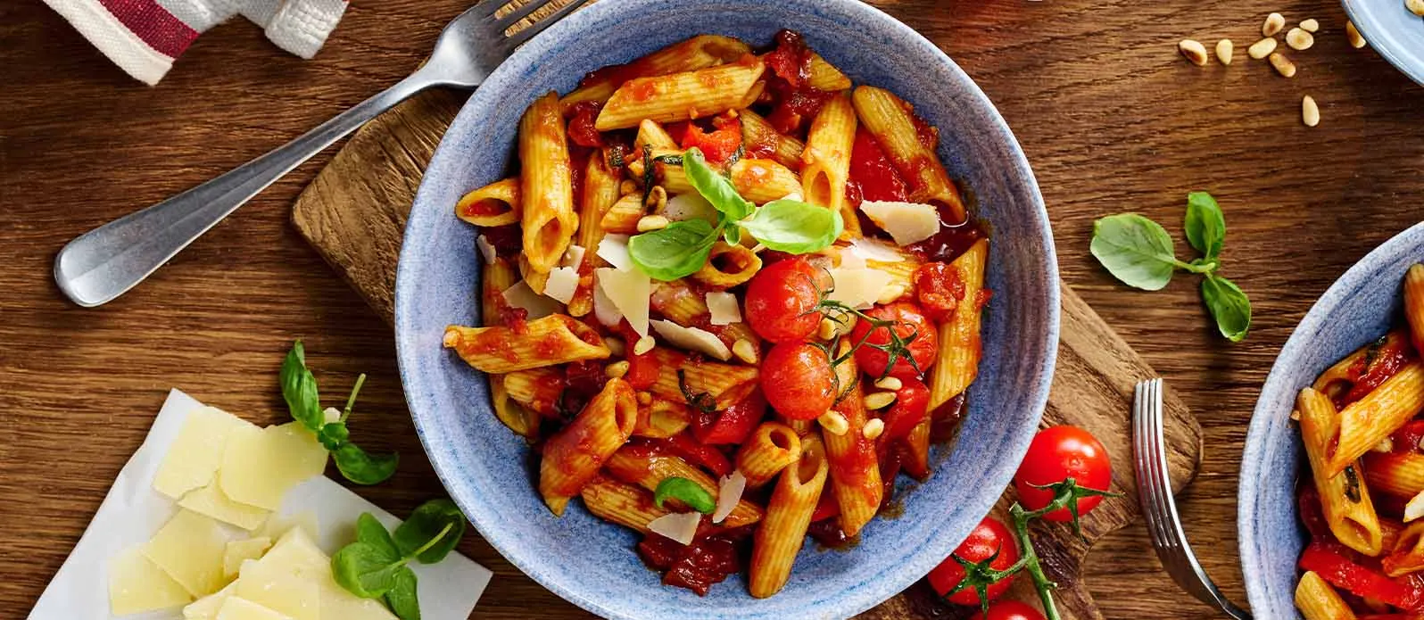 Penne arrabiata con salsa de tomate y guindilla