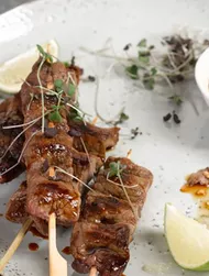 Brochetas de ternera a la soja con salsa de sésamo y soja para dipear