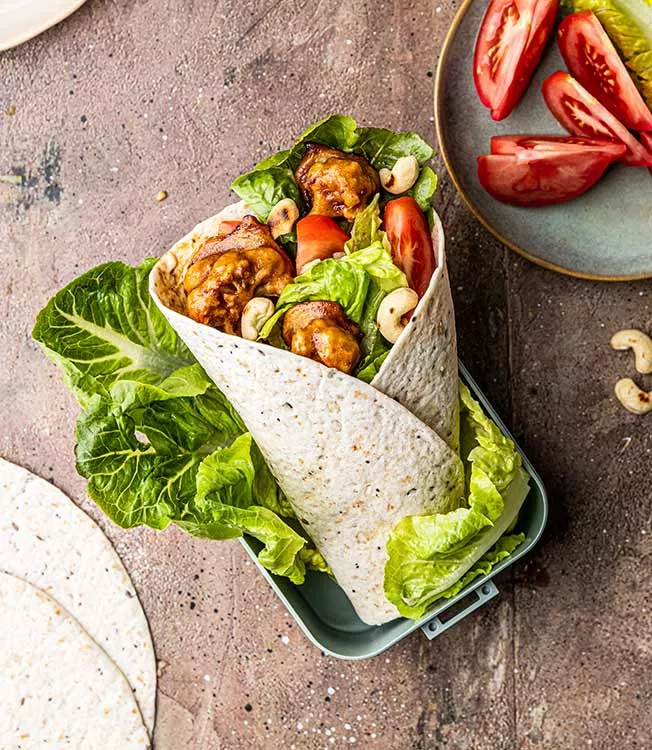 Tortilla con coliflor a la teriyaki, lechuga romana y tomate