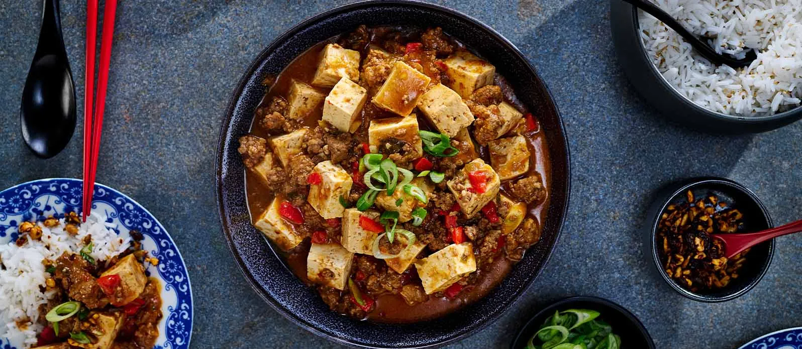 Mapo tofu con ternera picante y topping de chile crujiente