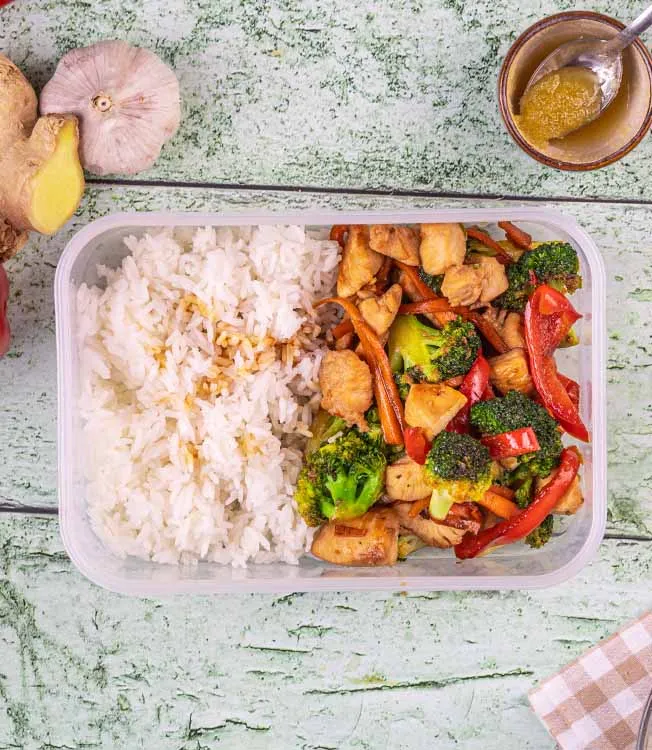 Pollo con miel y soja, salteado de verduras y arroz
