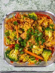 Arroz frito con huevo, pollo y verduras