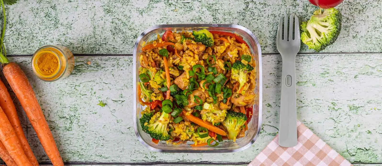 Arroz frito con huevo, pollo y verduras