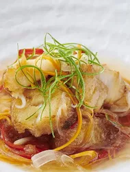 Pescado frito en salsa agridulce