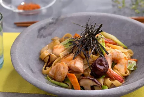 Pasta salteada al estilo japonés