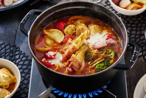 Olla caliente de tomate y kimchi picante