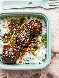 Albóndigas glaseadas en salsa sriracha con arroz