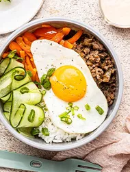 Bol con carne y verduras