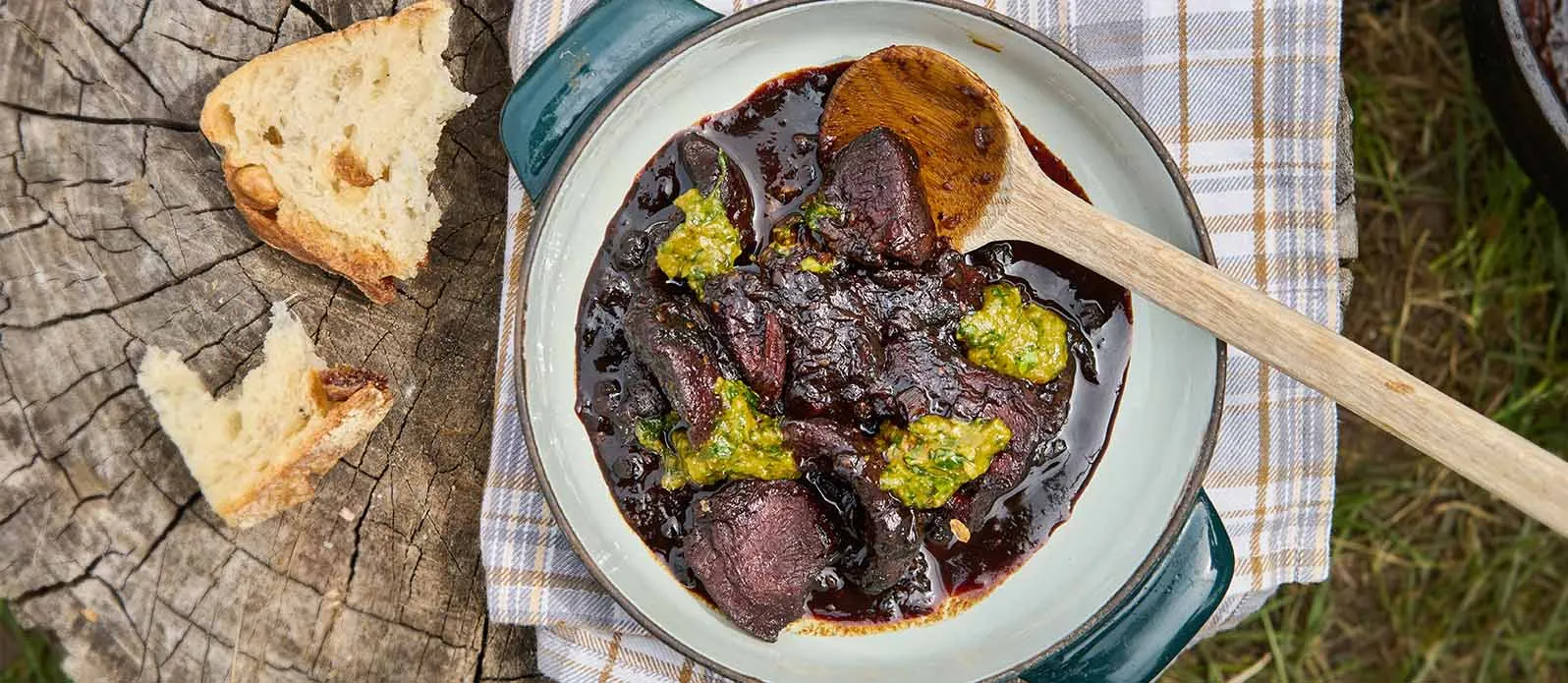 Estofado de caza con enebro y romero