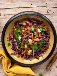 Ensalada de lombarda con anacardos y guisantes
