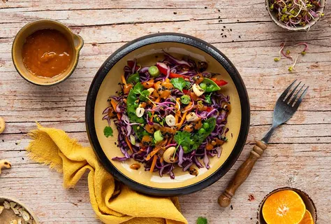 Ensalada de lombarda con anacardos y guisantes