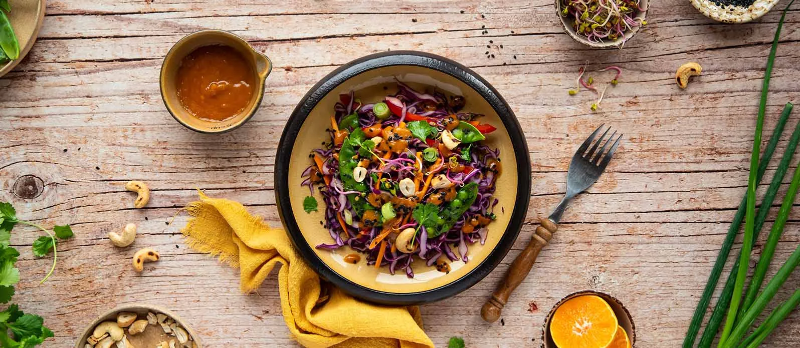 Ensalada de lombarda con anacardos y guisantes