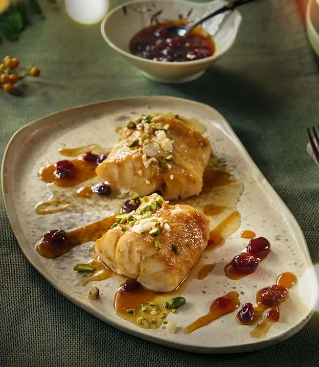 Bacalao con arándanos y miso cubierto de nueces