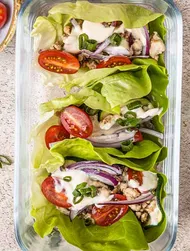Rollitos de lechuga con pavo y aderezo