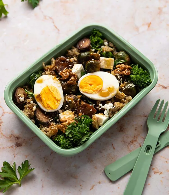 Ensalada de quinoa con coles de Bruselas caramelizadas