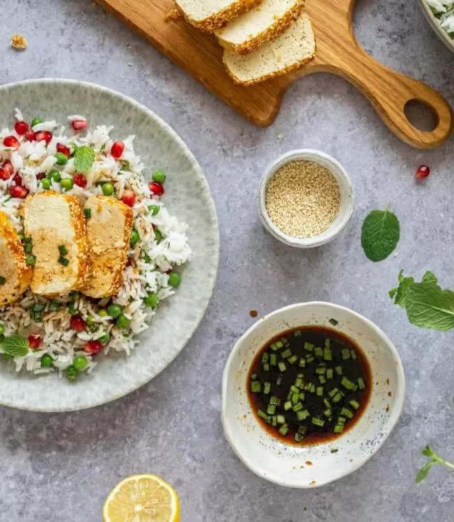 Katsu de tofu con sésamo y arroz con guisantes verdes