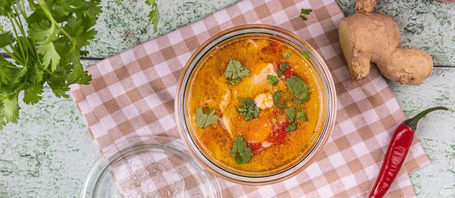 Sopa asiática de pollo, zanahoria y huevo