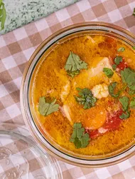 Sopa asiática de pollo, zanahoria y huevo