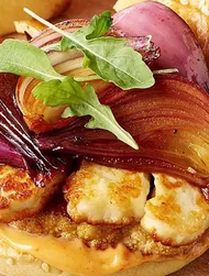 Hamburguesa de coliflor Teriyaki con halloumi