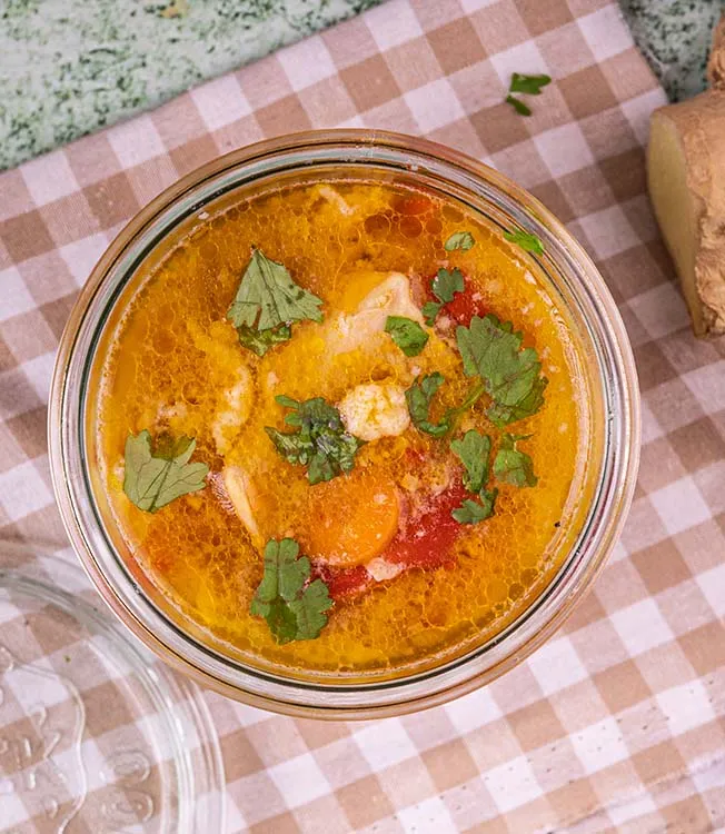 Sopa asiática de pollo, zanahoria y huevo