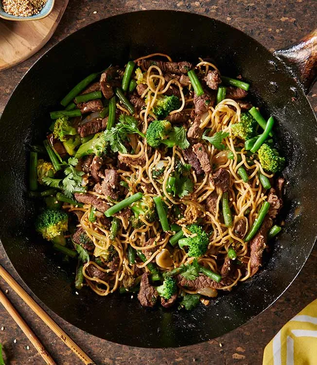 Fideos salteados con carne y brócoli