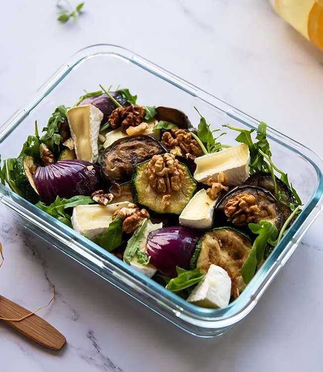 Ensalada de verduras a la parrilla y queso camembert