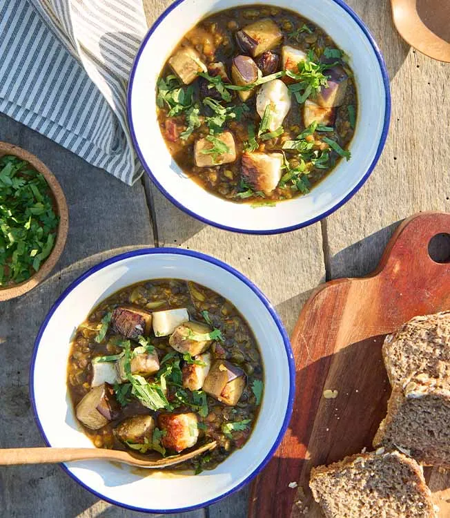 Dal indio de lentejas con berenjena y halloumi