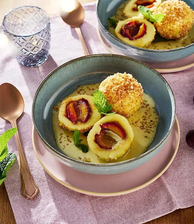 Dumplings bohemios con ciruelas y panko
