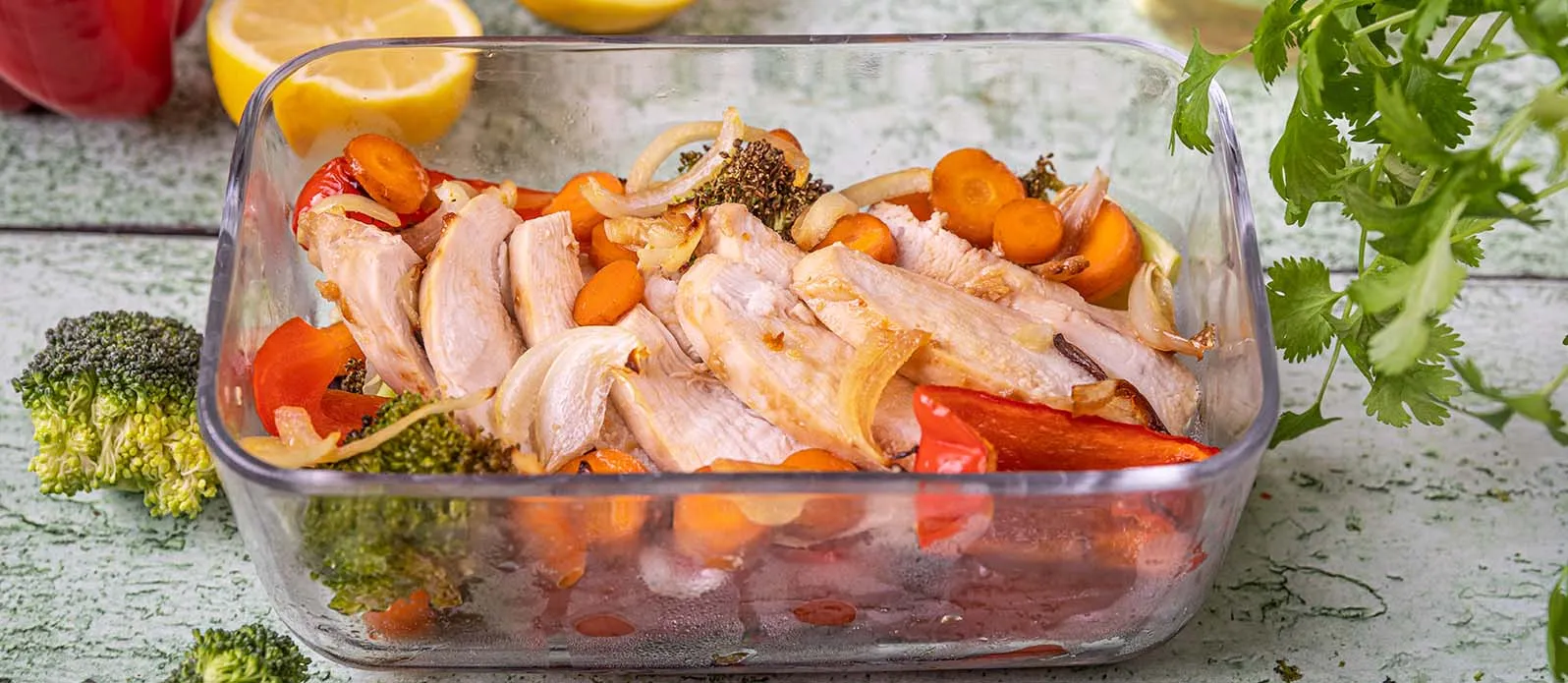 Pollo al horno con verduras y glaseado de salsa de soja