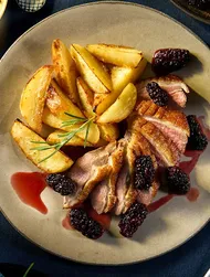 Magret de pato con salsa dulce de moras y patatas asadas con miso