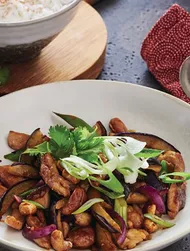 Pollo salteado con berenjena y anacardos