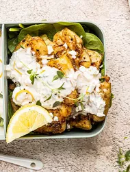 Patatas al horno con yogur de soja, limón, tomillo y queso feta