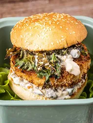 Hamburguesa de pescado con kale y salsa de yogur