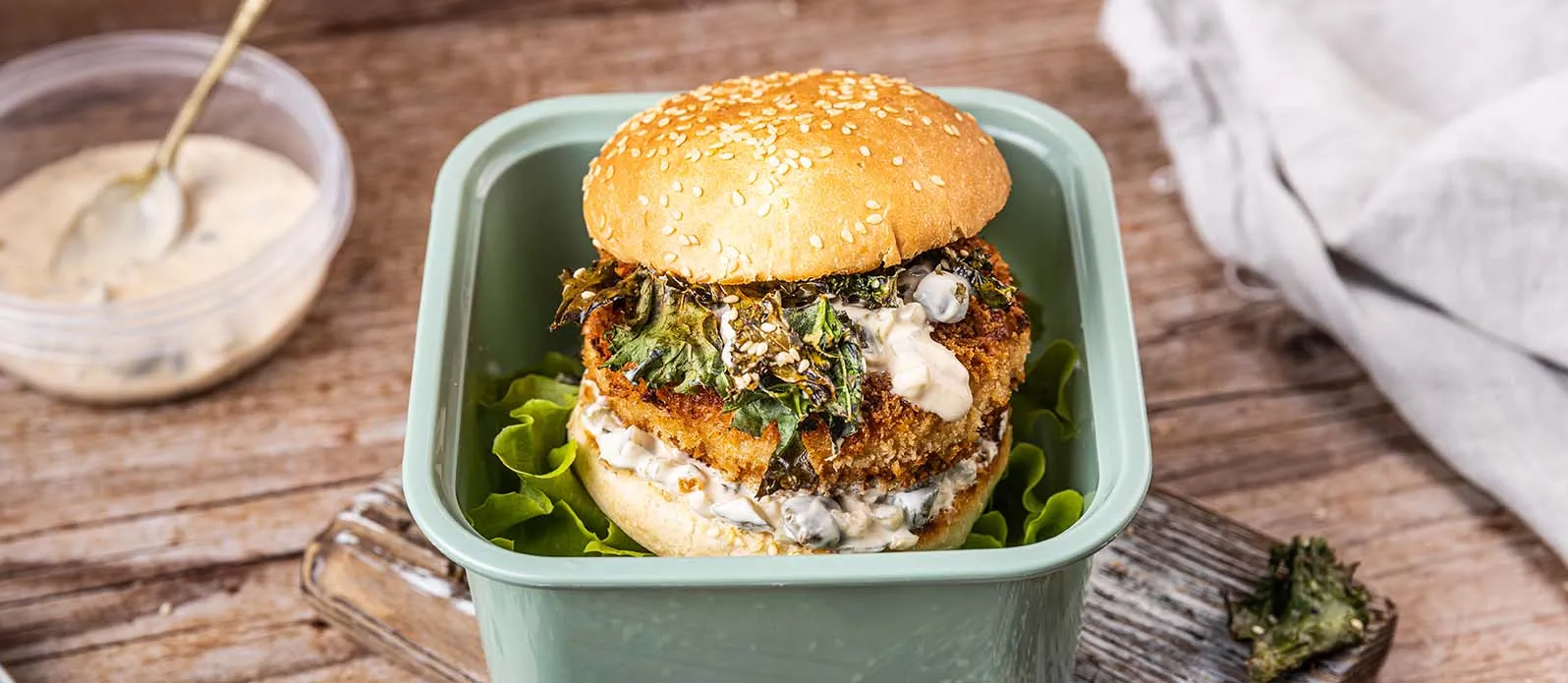 Hamburguesa de pescado con kale y salsa de yogur