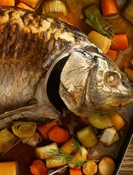 Carpa con raíz de perejil, pepinillos con eneldo y salsa de crema agria.