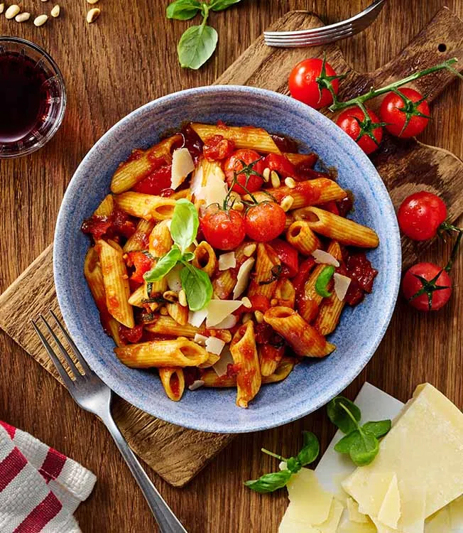 Penne arrabiata con salsa de tomate y guindilla