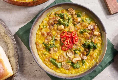 Dal de lentejas rojas con cebolla y mirin