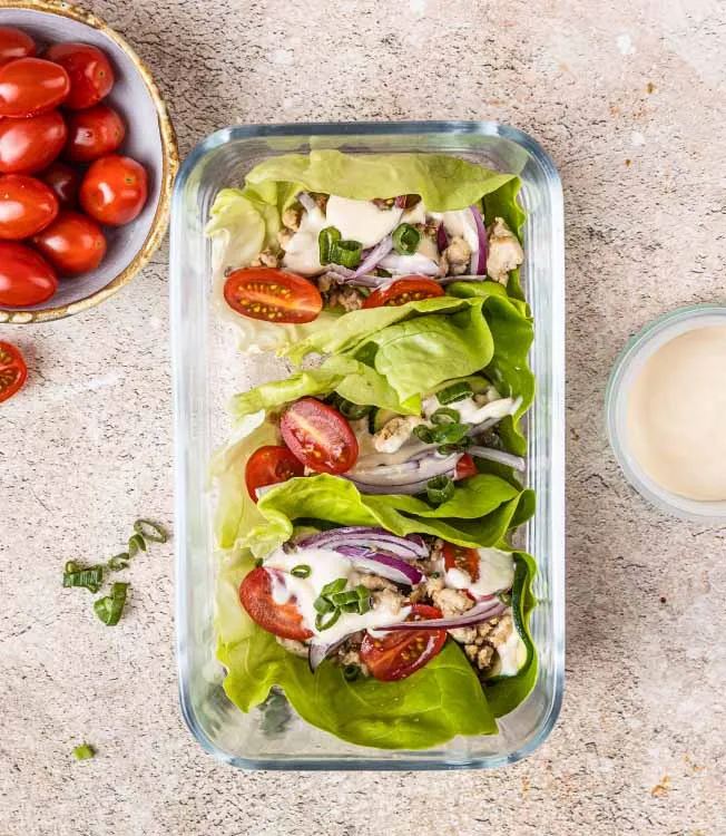 Rollitos de lechuga con pavo y aderezo