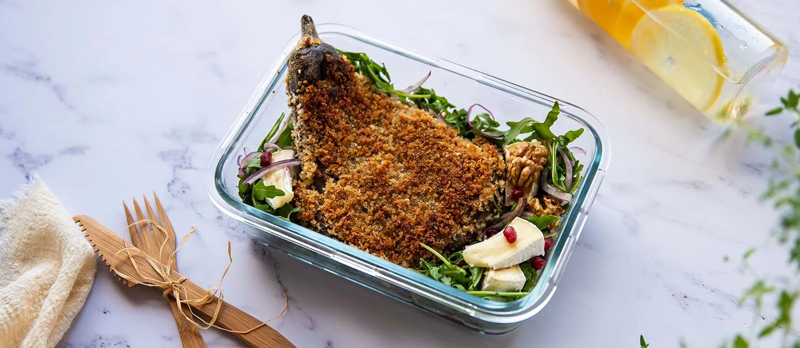 Ensalada de berenjena crujiente y queso camembert