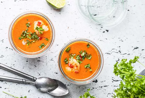 Sopa de tomate con gambas y bacalao