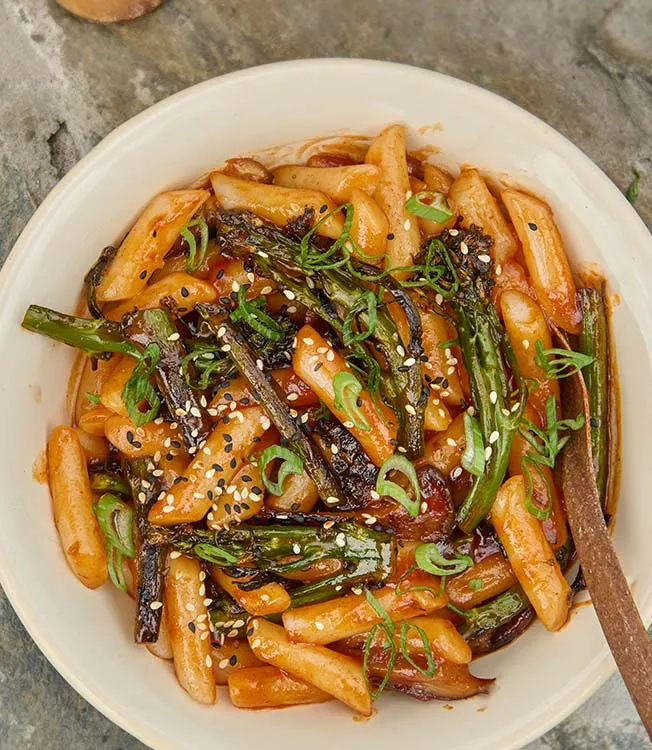 Tteokbokki agridulce con ketchup y salsa kimchi