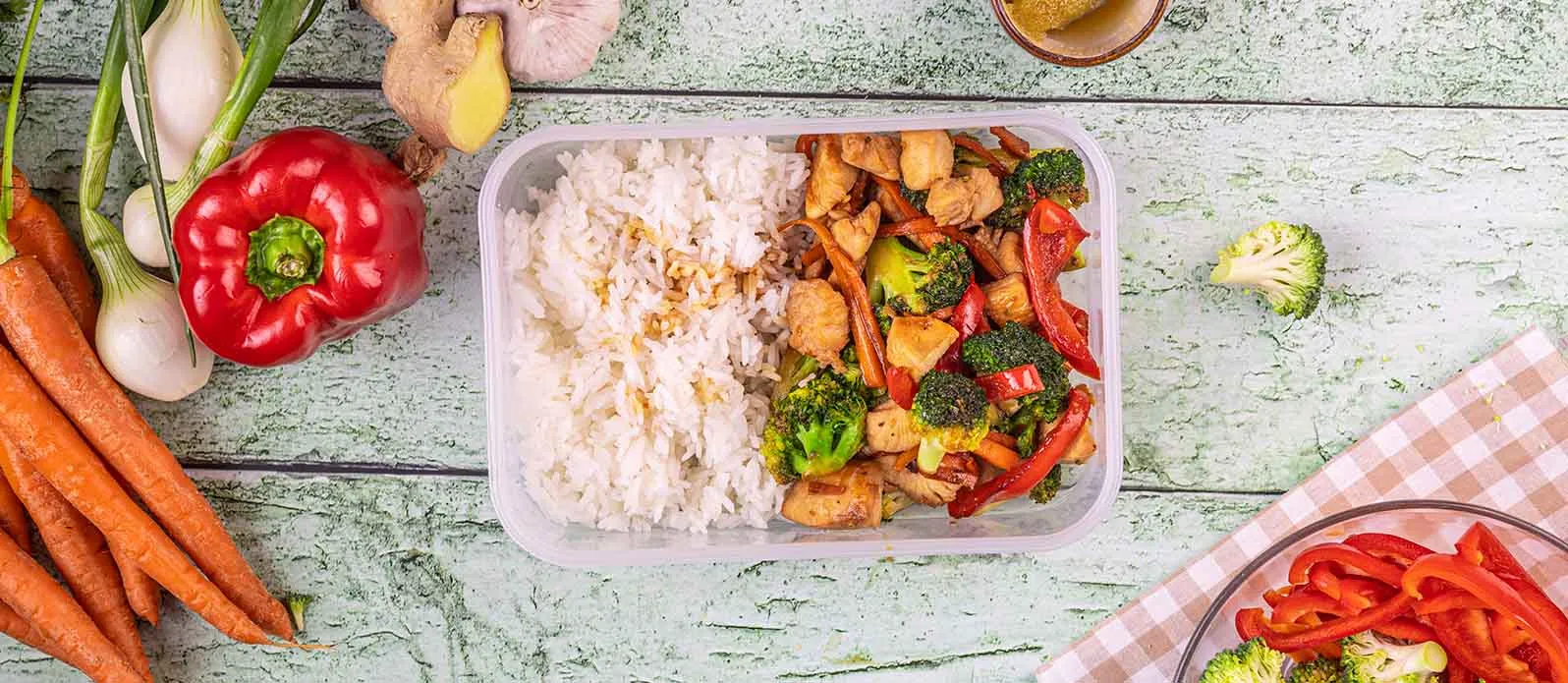 Pollo con miel y soja, salteado de verduras y arroz