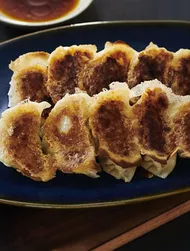 Gyozas a la plancha con 3 salsas