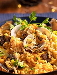 Arroz con almejas, brócoli y perejil