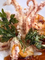 Sepia frita con salsa de soja dulce