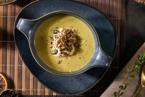 Sopa de crema de maíz con granos crujientes