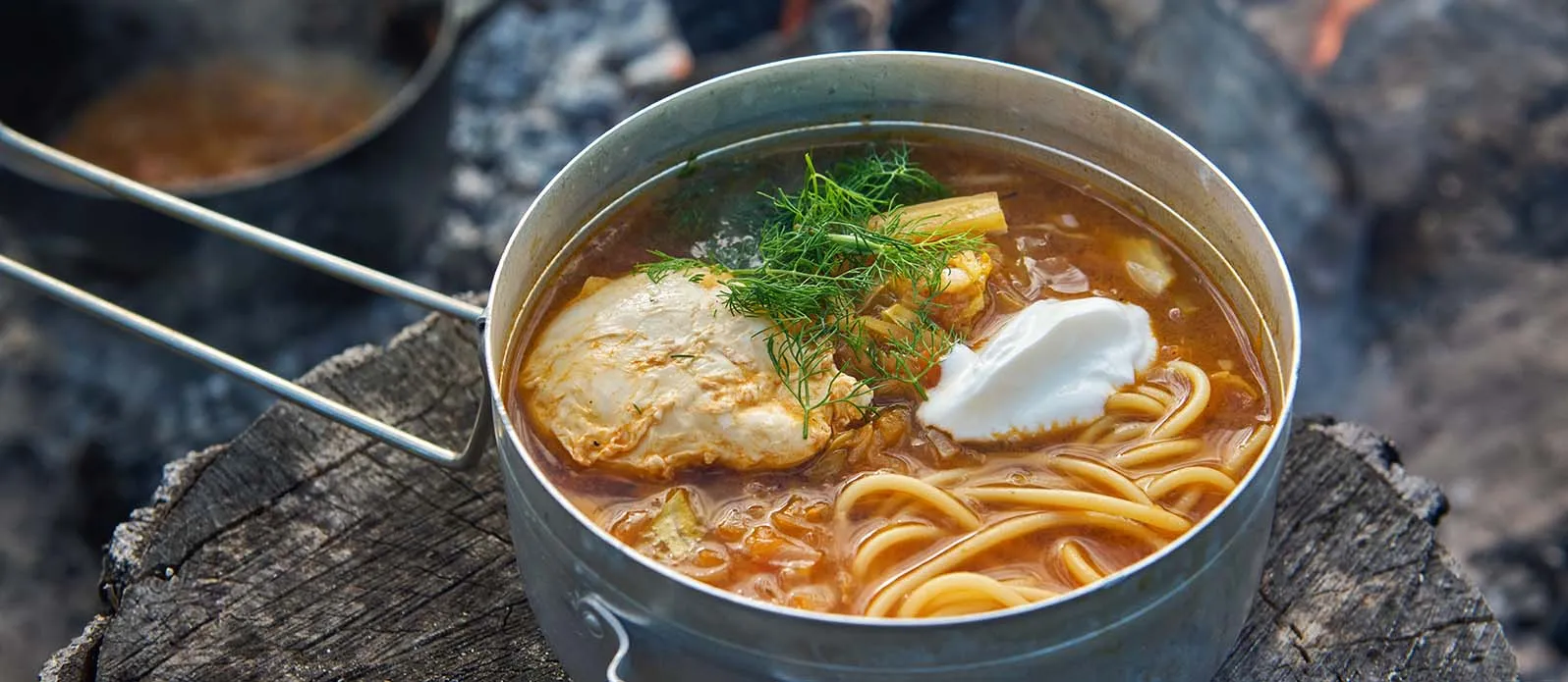 Sopa de repollo con kimchi y huevo escalfado