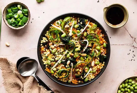 Ensalada de cuscús, edamame y wakame