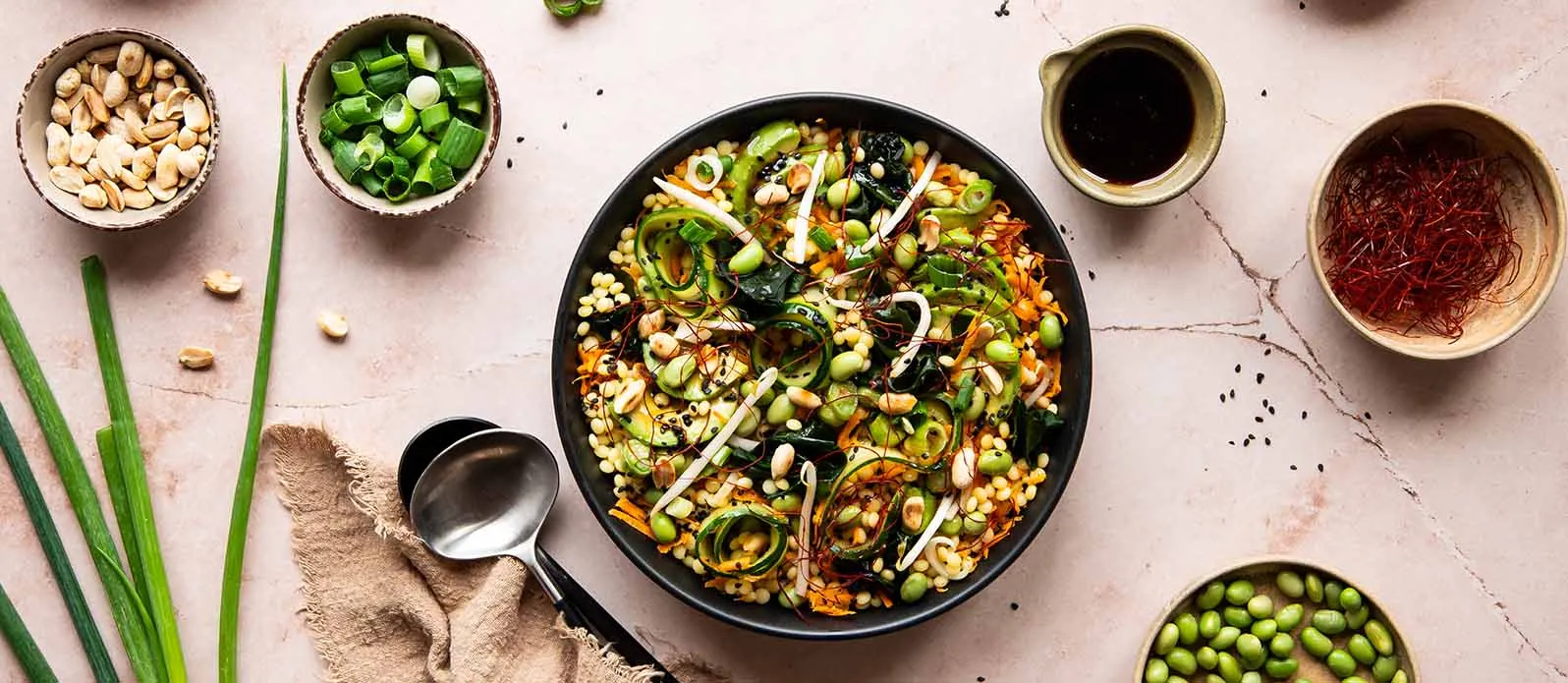 Ensalada de cuscús, edamame y wakame