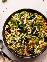 Ensalada de cuscús, edamame y wakame